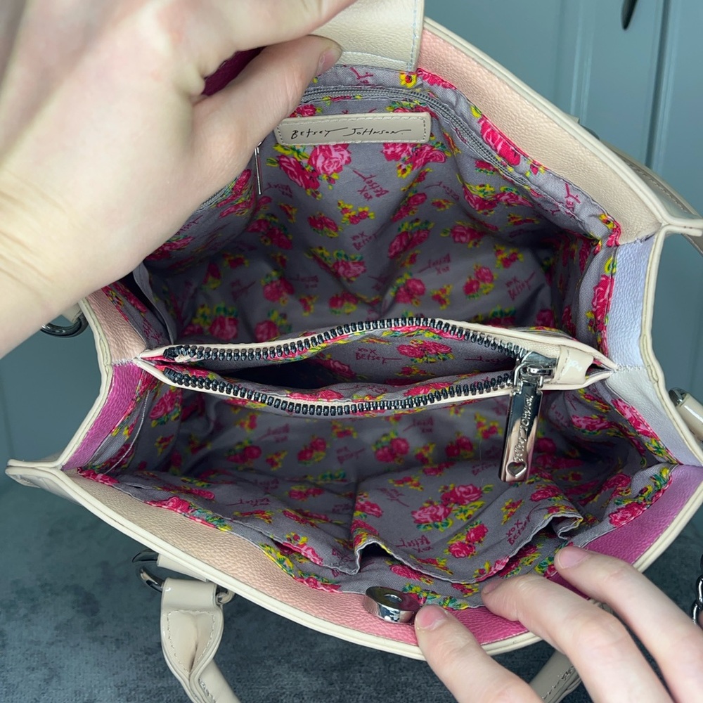 Betsey Johnson Purse Heart Debossed Multi-Compartment Crossbody Sand Beige Purse - Picture 2 of 11
